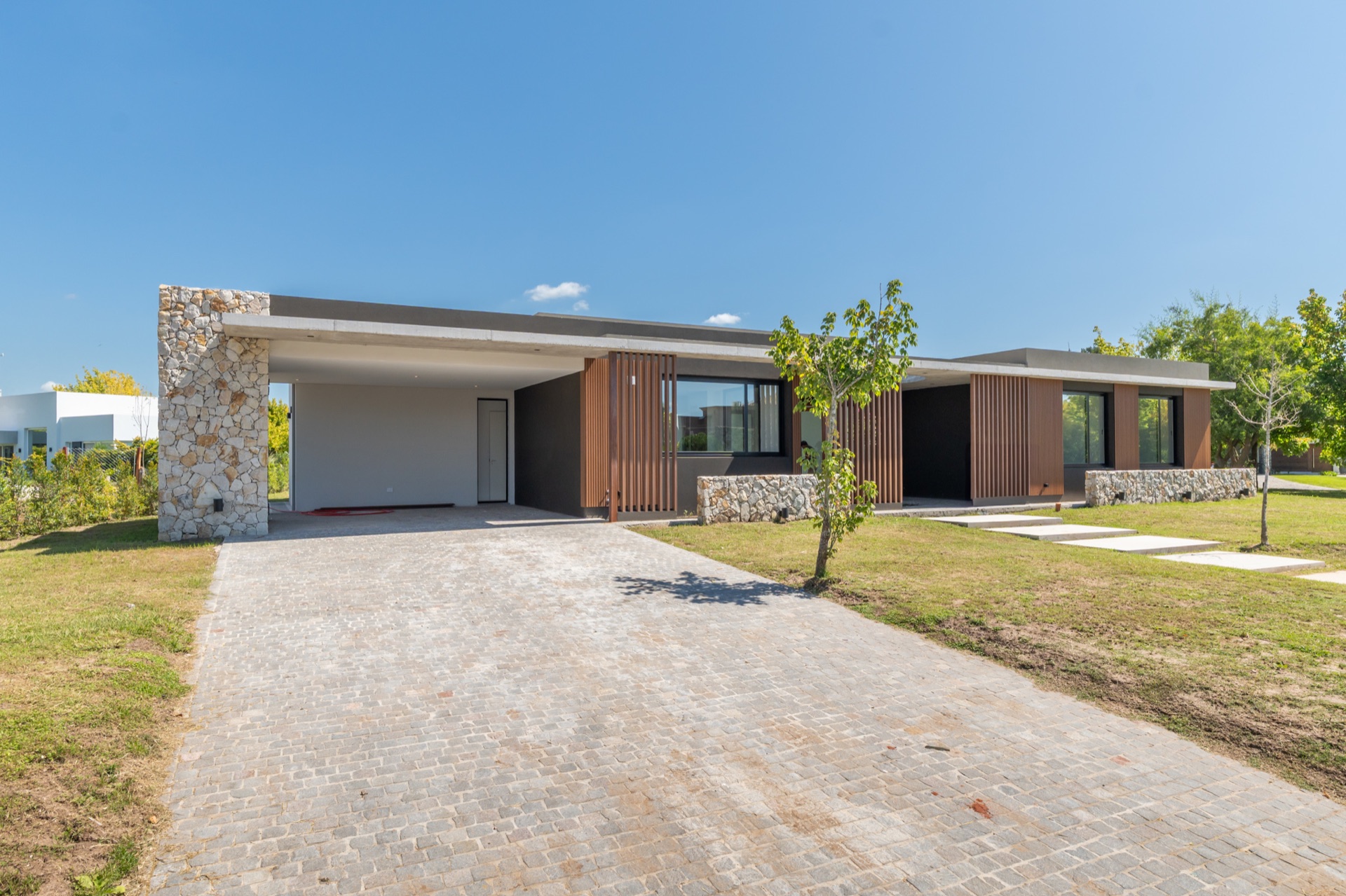 Fachada de una casa contemporánea