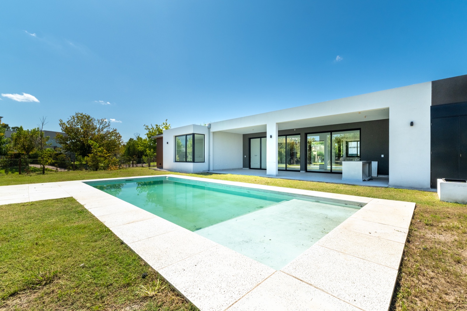 Piscina y exterior de una propiedad