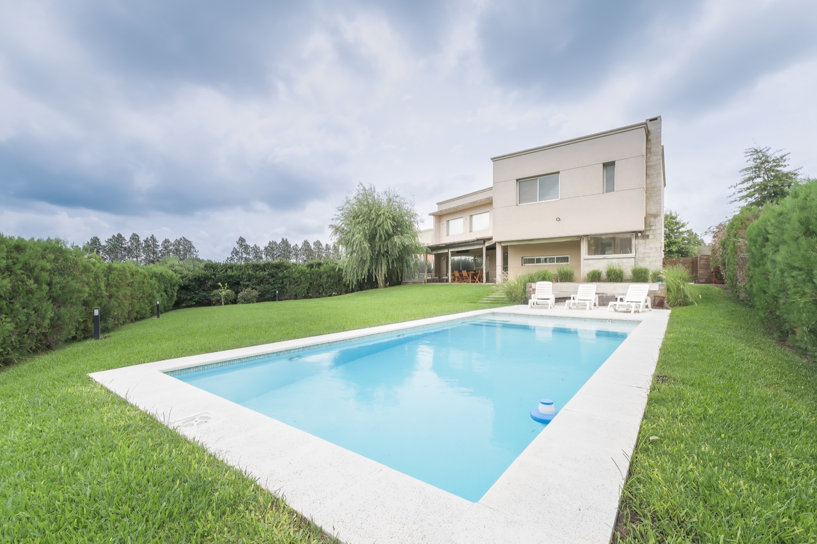 Casa con jardín y piscina fotografiada por Hook Media
